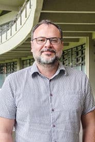 Policial (segment "O Poço do Elevador")