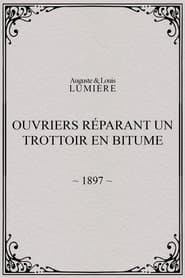 Ouvriers réparant un trottoir en bitume