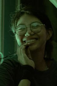 Girl Who Hold A Photo / Cinematographer