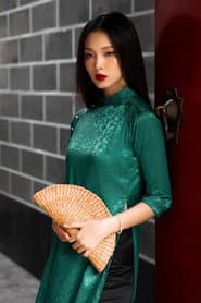 Cô gái mặc đầm đỏ